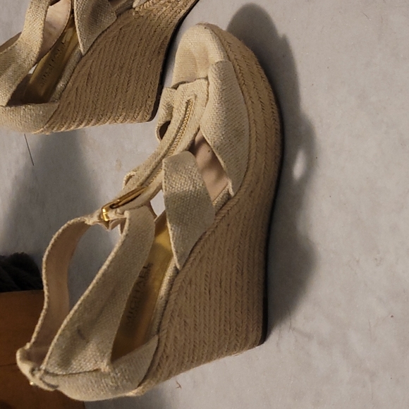 Michael Kors cream wedges - Picture 2 of 2